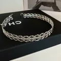 Detaillierte Nahaufnahme des aufwendigen metallischen Flechtmusters dieses silbernen Chokers - Hohl Gewebter Stil (HN12910) / Silber