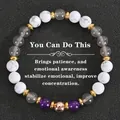 Vue détaillée d'un bracelet en pierre naturelle avec améthyste, perles de howlite - Style Motivationnel (You can do this)