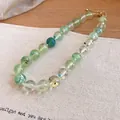 Vista detallada de las cuentas de acrílico verde translúcido de este collar étnico - Verde Transparente