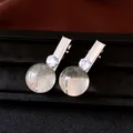 Nahaufnahme von eistransparenten Haarspangen aus Harz mit funkelnder Zirkonia - Entenschnabel-Clips / Weiß