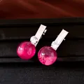 Detailansicht von magenta-farbenen Haarspangen aus Harz mit funkelnden Kristallen. - Entenschnabel-Clips / Rosa