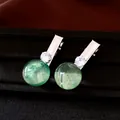 Nahaufnahme von Vintage-Haarspangen aus grünem Harz mit glitzernden Zirkon-Details - Entenschnabel-Clips / Grün