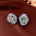 Detailansicht von Vintage-Ohrsteckern mit schillerndem Muscheleinleger und blauen Steinen. - Silber mit Blau und irisierender Muschel