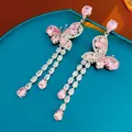 Gros plan détaillé de boucles d'oreilles papillon en zircon rose et blanc - Frange Papillon (35#) / Rose et Argent