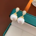 Gros plan de boucles d'oreilles élégantes en perles avec zircons sur boîte verte. - Pearl Drop (38#) / Or