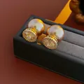 Gros plan de boucles d'oreilles géométriques vintage en zircon avec de grandes perles - Pearl Ear Buckle (39#) / Or Avec Champagne