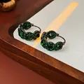 Détail rapproché de créoles de style palais rétro avec des zircons verts scintillants - Gun Black Ear Buckle (41#) / Noir Fusil Avec Vert