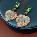 Vue détaillée de boucles d'oreilles vintage en forme de cœur avec nacre d'ormeaux - Heart Drop (46#) / Or avec Vert