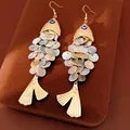 Détail de boucles d'oreilles poisson vintage avec écailles en nacre et œil bleu sur velours. - Fish Pendant (47#) / Or avec Blanc