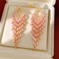 Vue détaillée des boucles d'oreilles vintage de luxe avec glands en zircon rose dans leur boîte - Boucles d'Oreilles à Franges (48#) / Plaqué Or Rose