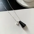 Collana minimalista stile coreano con pendenti a cono nero e blocco d'argento - Stile Nero Argentato / Nero Argento