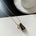 Elegante collana lunga da maglione minimalista con catena dorata e pendente in legno - Stile Oro e Caffè / Oro e Caffè