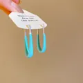 Vue détaillée de boucles d'oreilles créoles émaillées bleu clair sur carte blanche - Créole Longue en U (6274641558970) / Argent Bleu