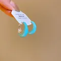 Vue détaillée d'élégantes créoles en argent émaillé bleu clair sur une carte blanche - Créole Ronde Épaisse Émail (6274641558969) / Argent Bleu