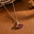 Dettaglio di una collana con ciondolo a cigno dorato con eleganti zirconi rossi marquise. - Collana T064 Cigno Rosso Oro