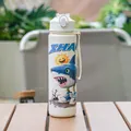 Gourde à paille requin de dessin animé crème avec un requin en baskets bleues mignon - 700ml / Blanc-2