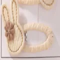 Vista dettagliata della simpatica clip per capelli con coniglio in tessuto color crema con fiore - Stile Coniglio Crema - Sinistra (1L)