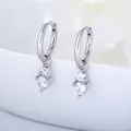 Nahaufnahme von S925 Sterlingsilber Creolen mit funkelnden klaren Zirkonia-Anhängern - 925er Silber / Silber