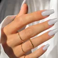 Uñas postizas cuadradas de longitud media en elegante color gris claro, manicura - Cuadrado Medio Largo (CDJ-A7-117) / Juego de 24 (Incluye Pegamento De Gelatina + Lima) / Gris claro