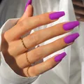 Uñas postizas profesionales color morado mate forma ataúd de longitud media en mano - Ataúd Medio Largo (CDMJ-4-6) / Juego de 24 (Incluye Pegamento De Gelatina + Lima) / Violeta Mate