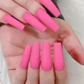 Uñas postizas largas de ataúd en color rosa mate vibrante para un estilo profesional - Cuadrado Mediano / Rosa Brillante Mate