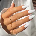 Elegantes uñas postizas blancas largas tipo ataúd con acabado brillante para mujeres - Cuadrado Mediano / 24 Piezas/Juego / Blanco Brillante