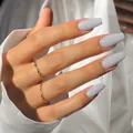 Elegantes uñas postizas cuadradas medianas gris claro de color sólido mujer - Cuadrado Mediano / 24 Piezas/Juego / Gris Claro Brillante