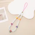 Handgemaakte telefoonriem met witte parels en schattige fruitbedeltjes van polymeerklei - K986 - Fruittelefoonketen