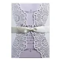 Élégante invitation de mariage en dentelle découpée au laser avec carte violette et ruban - Coque ajourée uniquement (Sans nœud/page intérieure/enveloppe) / Blanc