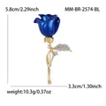 Elegante spilla a rosa blu con strass e gambo dorato, dimensioni 5,8 cm di altezza - Blu
