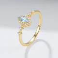 Bague élégante en argent doré avec topaze bleu ciel marquise et halo de zircons. - US 5 / Doré