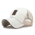 Ademende mesh baseballpet in beige en wit met een hoogwaardig lederen patch detail - Verstelbaar / Halfgaas Label Sandwich Stijl / Beige