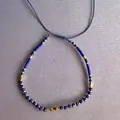 Pulsera bohemia hecha a mano con cuentas de vidrio azul oscuro y cordón ajustable. - Azul zafiro