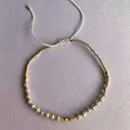 Elegante pulsera bohemia hecha a mano con cristales de vidrio morados y cordón ajustable - Púrpura