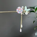 Traditionelle chinesische goldene Haarnadel mit Blumen, Schmetterlingen und Perlen - Pink-Blau Farbverlauf Schmetterling Blume Künstliche Perle Quaste Stil (2668)