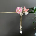 Eleganter chinesischer Haarschmuck mit rosa Blume, Schmetterling und Perlenquasten - Pink-Weiß Farbverlauf Schmetterling Blume Künstliche Perle Quaste Stil (2669)