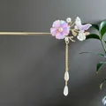 Eleganter floraler Haarstab mit Schmetterlingsdetail und Perlenquaste in Gold - Pink-Lila Farbverlauf Schmetterling Blume Künstliche Perle Quaste Stil (2670)