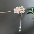Exquisiter traditioneller rosa Blumenhaarschmuck mit hängenden Perlen und goldener Quaste - Rosa Blume Künstliche Perle Quaste Stil (2672)