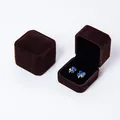 Elegante bruine fluwelen juwelendoos voor ringen en oorbellen met zwarte voering - 5x4.5x4 / koffiekleur