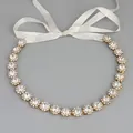 Elegante bruidshofdband met bloemige kristallen clusters en een wit satijnen lint om te strikken - Goud (HS-J3766G)