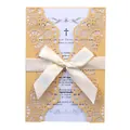 Elegante goldene lasergeschnittene Hochzeitseinladungskarte mit weißer Schleife - Gold