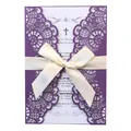 Elegante violette lasergeschnittene Hochzeitseinladung mit cremefarbener Schleife - Dunkellila