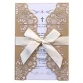 Elegante goldene lasergeschnittene Hochzeits-Einladungskarte mit cremefarbener Satinschleife - Beige Gold