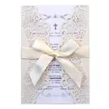 Elegante cremefarbene lasergeschnittene Hochzeitseinladung mit Satinschleife und Kreuz - Sternenweiß