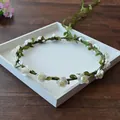 Elegante corona de flores con rosas blancas para bodas de estilo bosque y fotos - Blanco