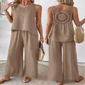Vista dettagliata di un set due pezzi da donna con design traforato all'uncinetto sul retro - S / Top E Pantaloni / Cachi Scuro