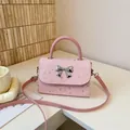 Elegante rosa Mini-Handtasche aus Kunstleder mit schicker silberner Schleife und Sternen - Rosa