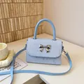 Elegante hellblaue Umhängetasche mit metallischer Schleife und Sternenmuster-Design - Blau