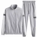 Lichtgrijs heren sportpak set met witte zijstrepen en een comfortabel jack met ritssluiting - M / Boven- En Onderstuk / 801 Grijs