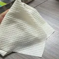 Dettaglio tessuto in maglia bianca per morbido turbante invernale per neonati - 21x18cm / crema